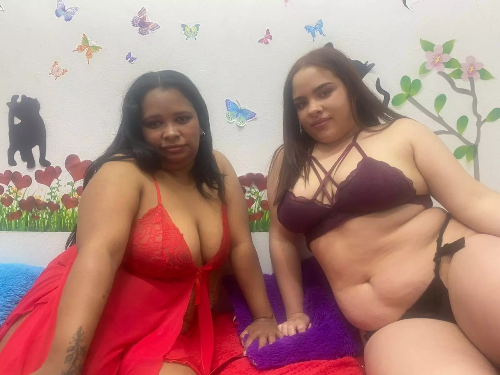 Discover RoxyAndJessy VIP show